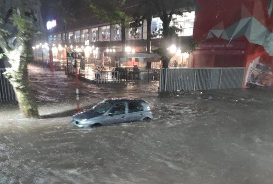 La Plata en alerta naranja: se habilitaron centros de asistencia y hay zonas con graves problemas