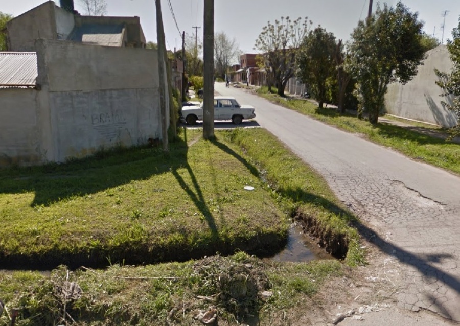 Policías que perseguían a dos ladrones en 28 y 82 cayeron a una zanja: los sujetos lograron fugarse