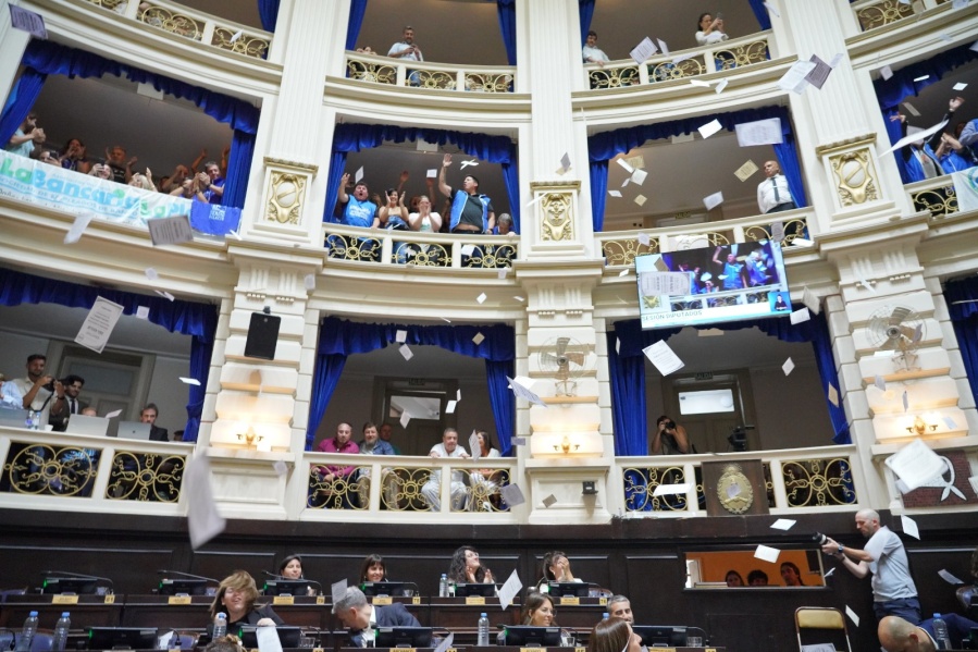 En una sesión maratónica, se convirtió en ley la reforma jubilatoria del BAPRO