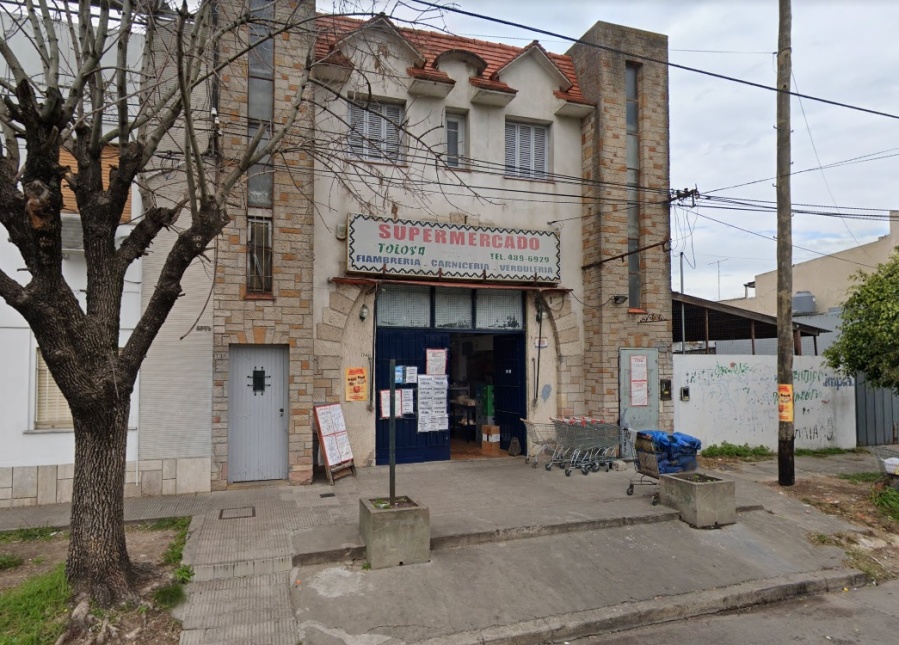 Tiroteo frente a un supermercado de 12 y 526: el policía le disparó 8 veces a los motochorros cuando escapaban