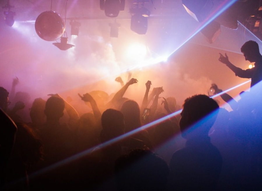 Una joven fue abusada a la salida de un boliche platense: la llevó hasta Diagonal 74 y 63, y luego escapó en un auto blanco