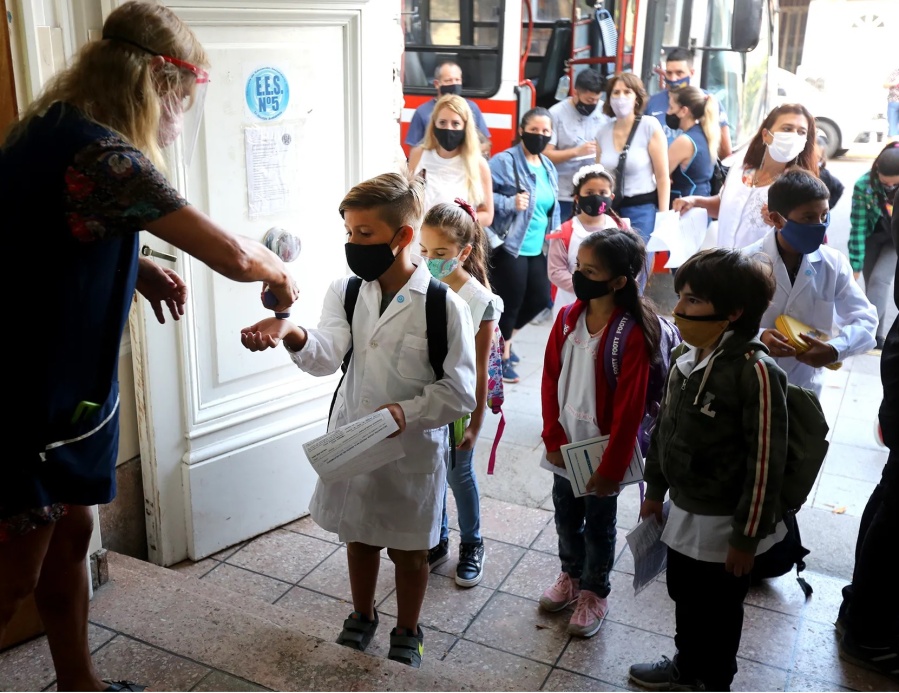 Ya rige el barbijo optativo en escuelas y espacios laborales en toda la Provincia de Buenos Aires