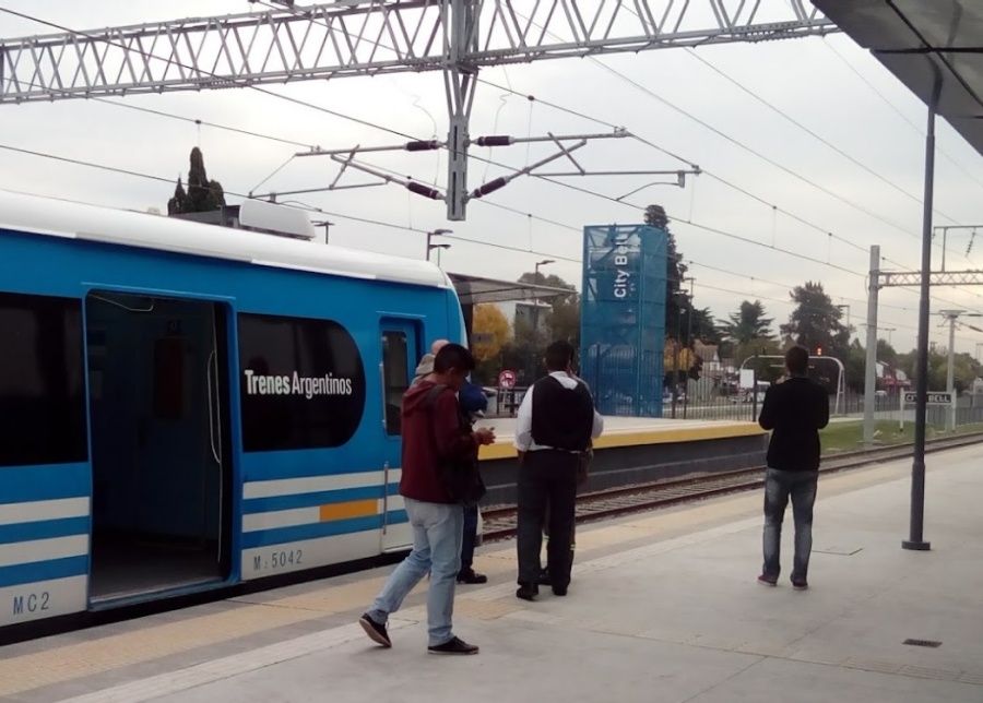 Una mamá quiso tirar a su propio hijo de 5 años a las vías del tren en City Bell