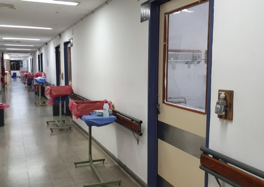 Pelea por su vida un joven arrollado por una camioneta en City Bell: el conductor huyó y lo dejó tirado en el piso