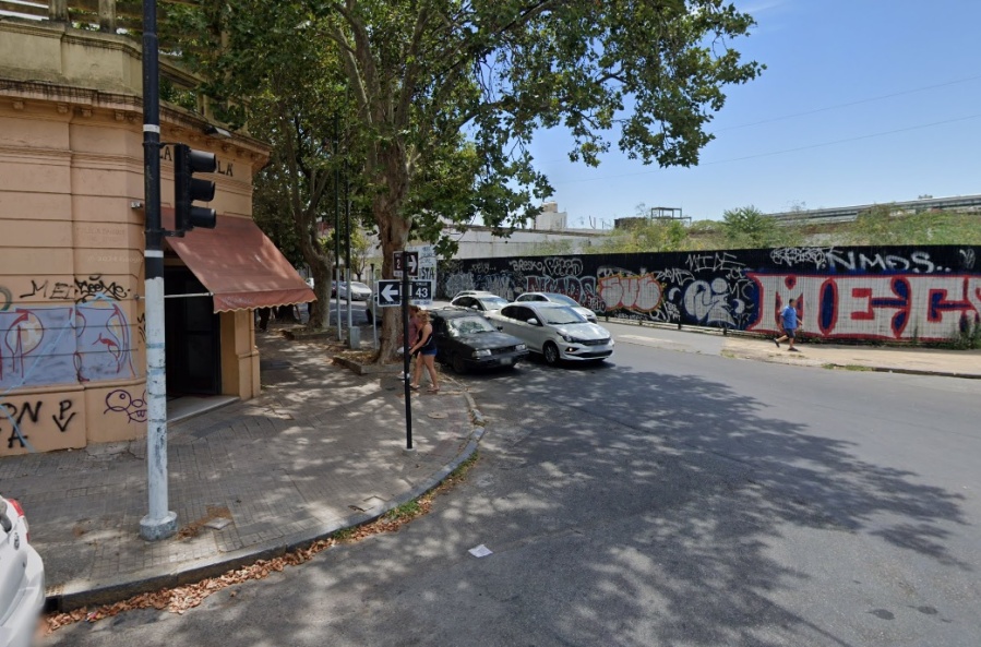 ”Tirale, tirale”: el dramático robo que sufrió un joven cuando volvía de comprar empanadas cerca de la estación de La Plata