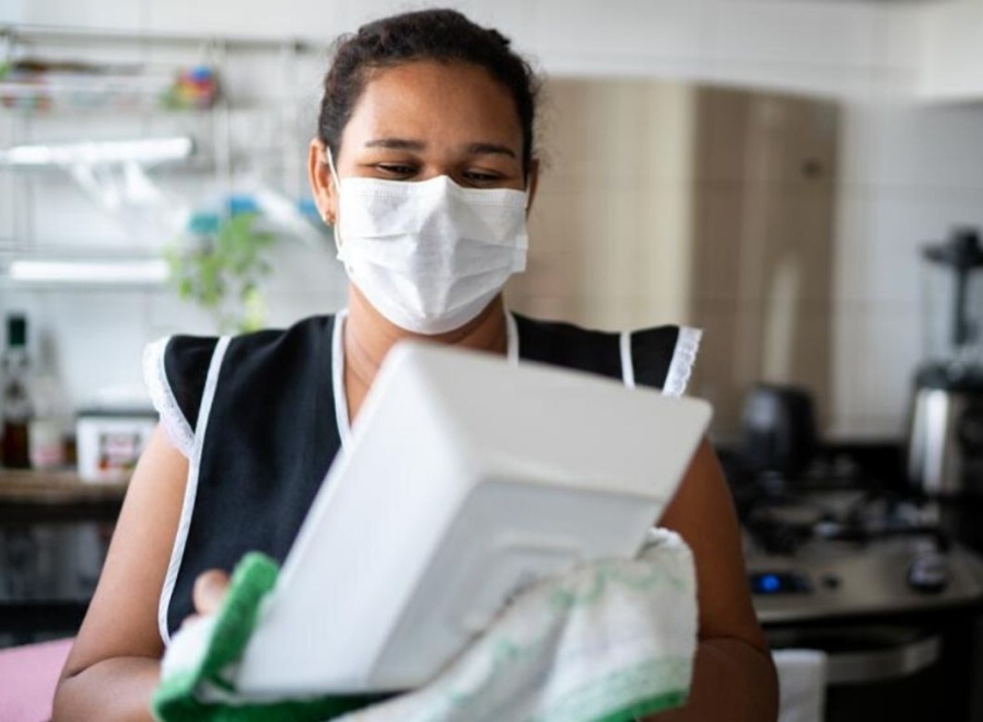 Lanzarán un plan para blanquear a las empleadas domésticas: el Estado pagará una parte del salario durante 6 meses