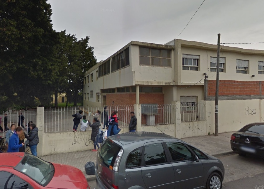 En un colegio de Los Hornos pidieron urgentes soluciones por un alumno de 9 años que agrede y acosa a sus compañeros