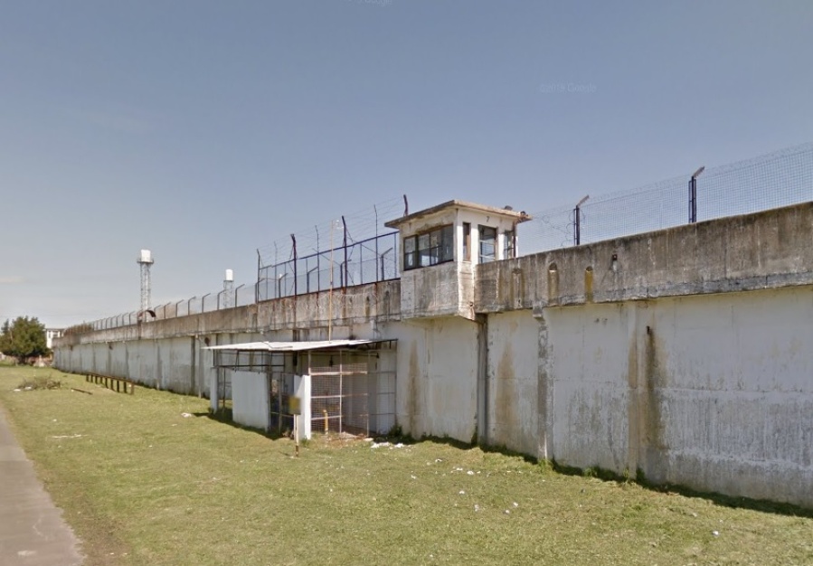 Persecución de película por los techos en un penal de La Plata: uno de los reclusos se cayó y se quebró una pierna