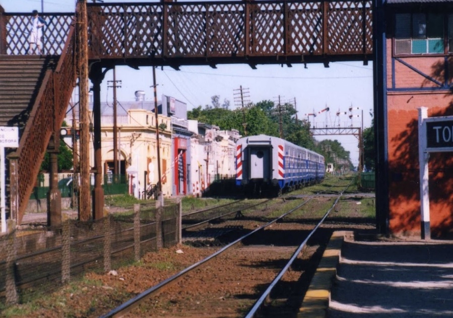Un hombre se tiró a las vías del tren en 1 y 35, y ya se inició una investigación