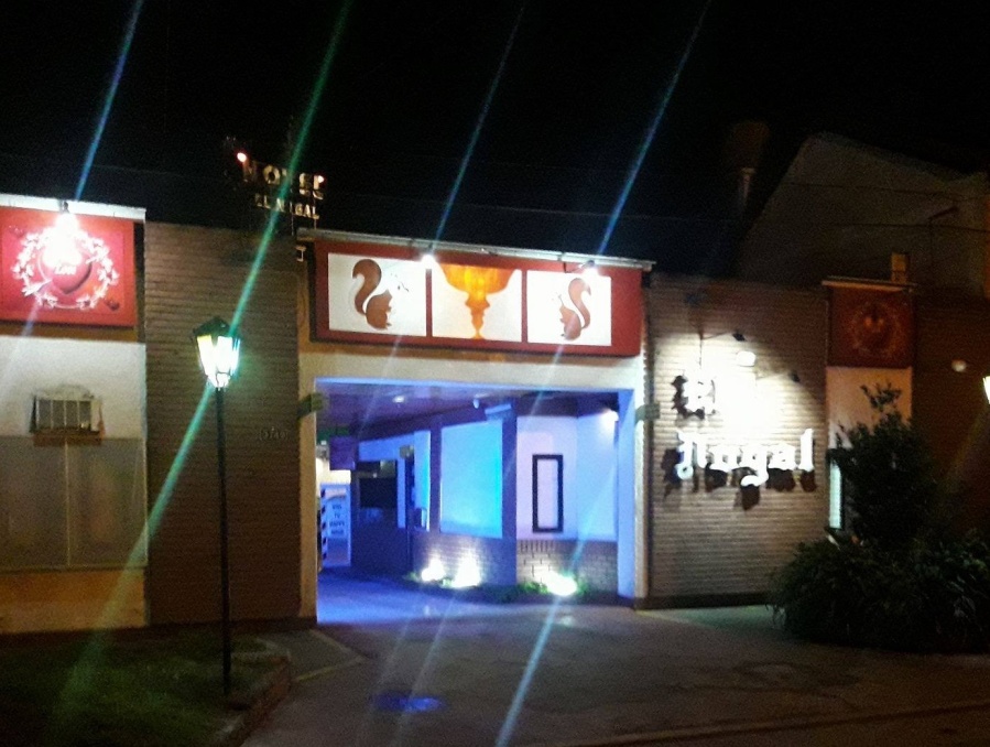 Una pareja se enfrentó en la habitación de un ”telo” de La Plata, provocaron destrozos y quedaron imputados