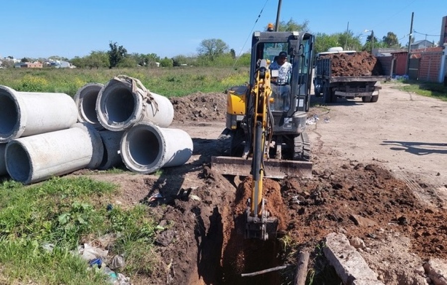Megatoma de Los Hornos: Provincia acelera la urbanización con apertura de calles, obras de saneamiento y controles médicos
