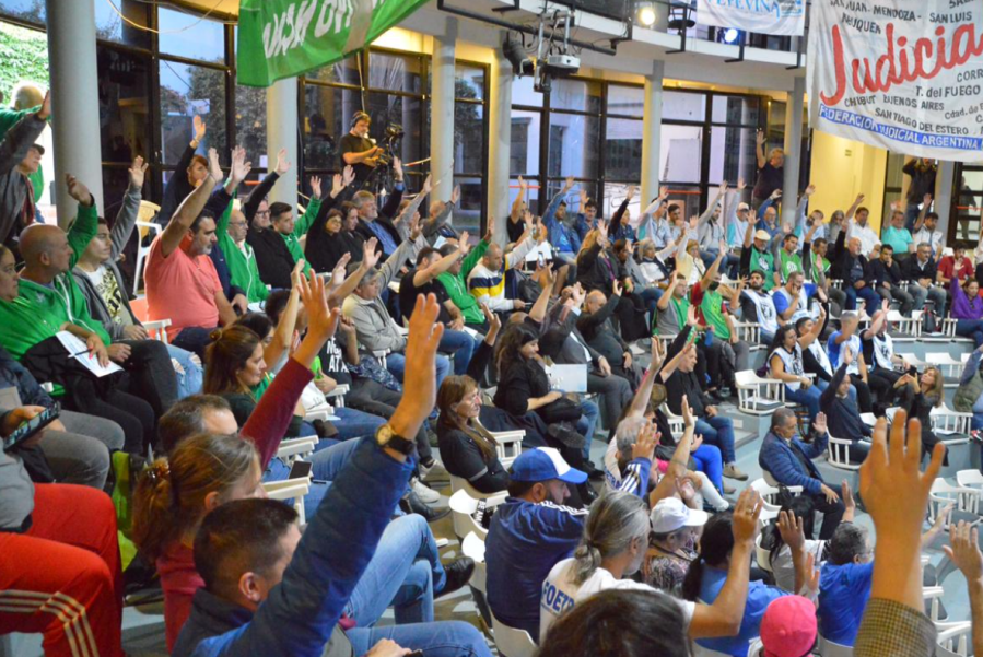 Estatales amenazaron con un nuevo paro nacional si Milei no convoca a paritarias