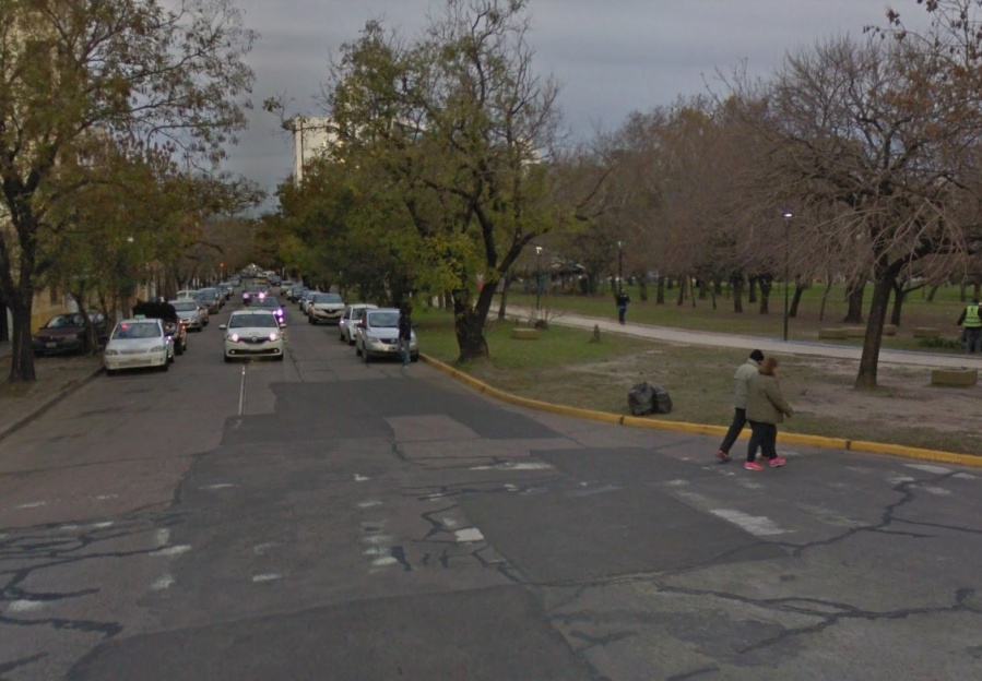 Locura en 21 y 53: una mujer estaba en el auto con sus hijos y fueron encañonados por una banda de ladrones