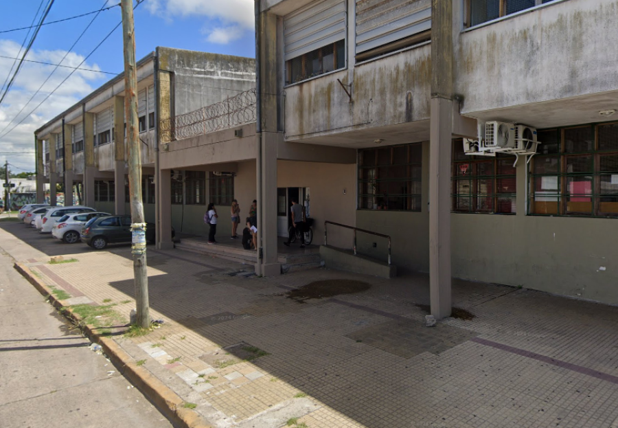 Denunciaron que un alumno fue armado a una escuela platense y le robó el celular a un compañero con amenazas