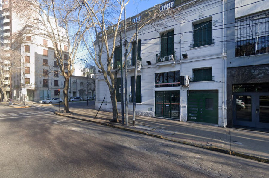 Pesadilla para una señora en su departamento de Plaza Moreno: la amenazaron, le pidieron dólares y ”toda la merca”