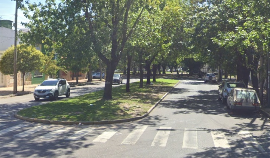 Brutal ataque motochorro en 26 y 60: volvía de trabajar en bicicleta y lo golpearon en el pómulo con un objeto metálico