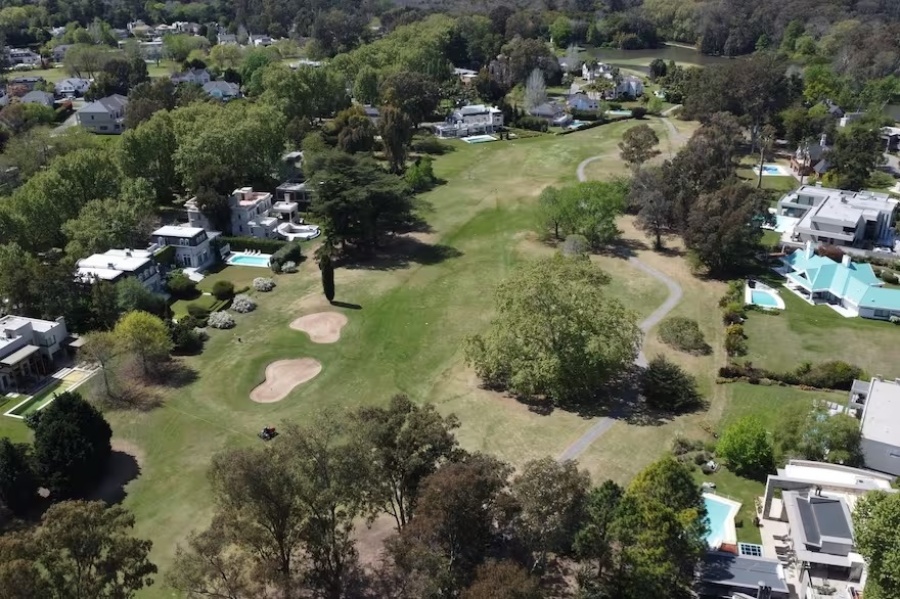 Atacaron con pelotas de golf a un niño en un country cercano a La Plata: otro chico de 14 terminó con golpes en el rostro