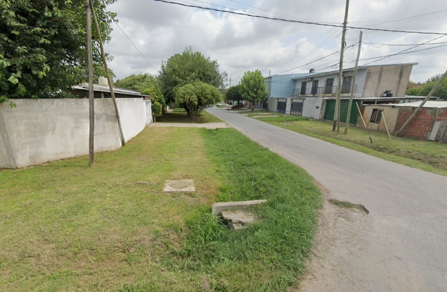 Una campera le salvó la vida a un vecino de Los Hornos en medio de un brutal asalto en plena vía pública