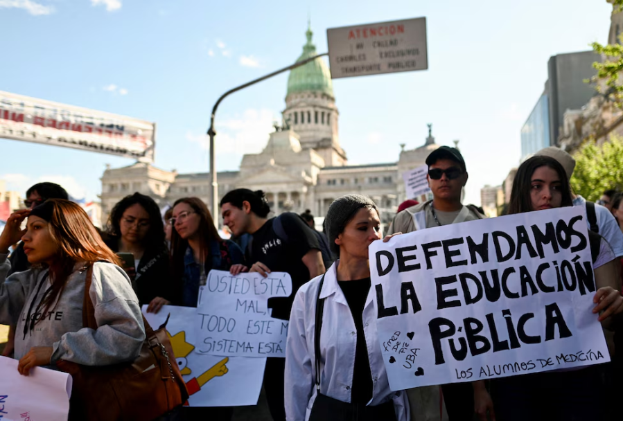 Tras la masiva marcha, Milei vetó la ley de Financiamiento Universitario y la próxima semana habría sesión para revertirlo
