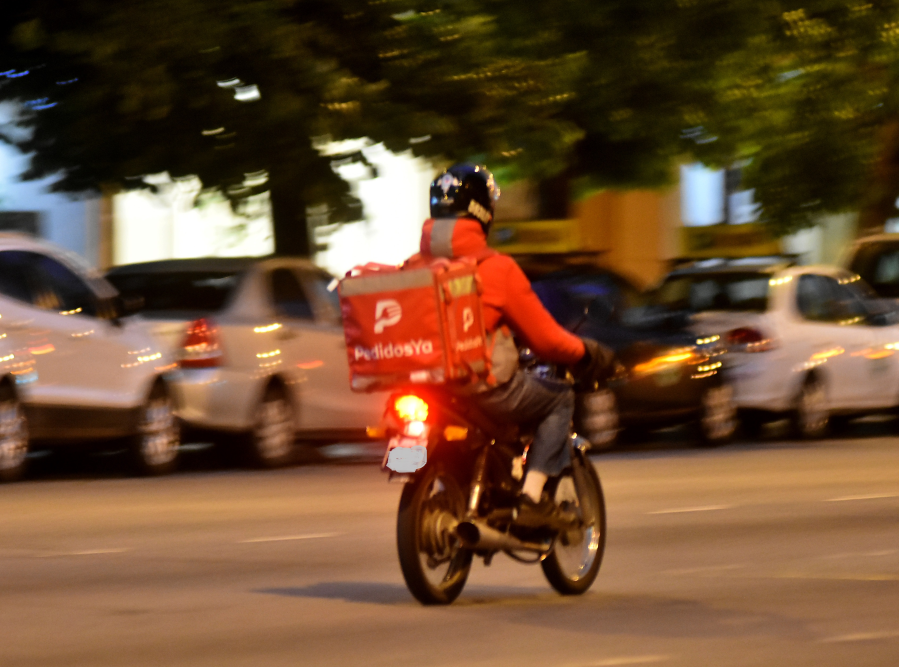 Cayó un delivery en La Plata que llevaba más de un kilo de marihuana: trató de convencer a la Policía de que había una pizza