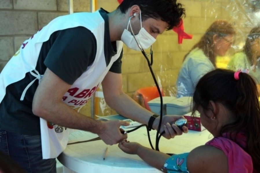 Vacunación, talleres y prevención del dengue: los chequeos médicos gratuitos llegarán a ocho localidades de La Plata