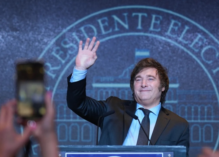 Milei dijo que la inflación podría persistir 18 meses y habló de un fuerte repunte de los salarios en el 2025