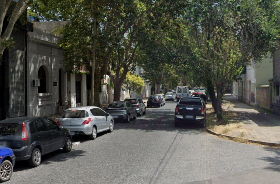 Dramático robo a una joven estudiante cerca de Plaza Italia: el ladrón cayó desde la ventana y le dio una trompada en la cara