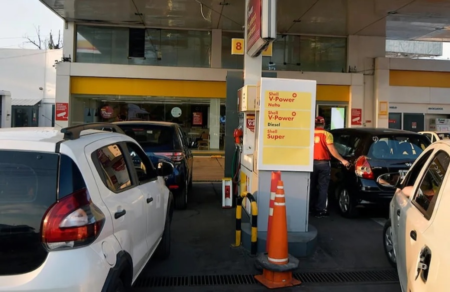 Misterioso robo en segundos a un hombre que cargaba nafta en la autopista Buenos Aires - La Plata: se llevaron 440 mil pesos