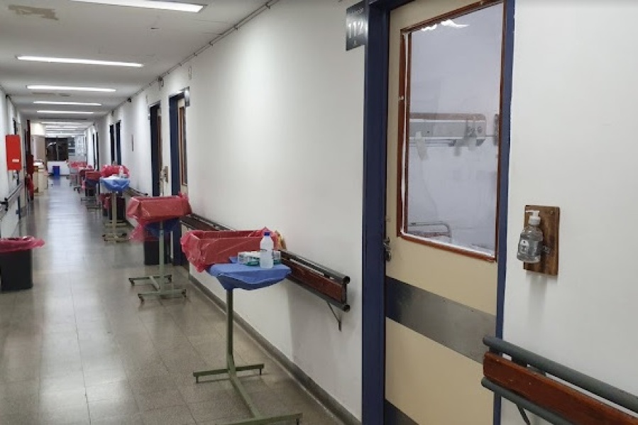 Lluvia de piedrazos y patadas: golpearon a una pareja platense y la tiraron de la moto mientras circulaba por El Rincón