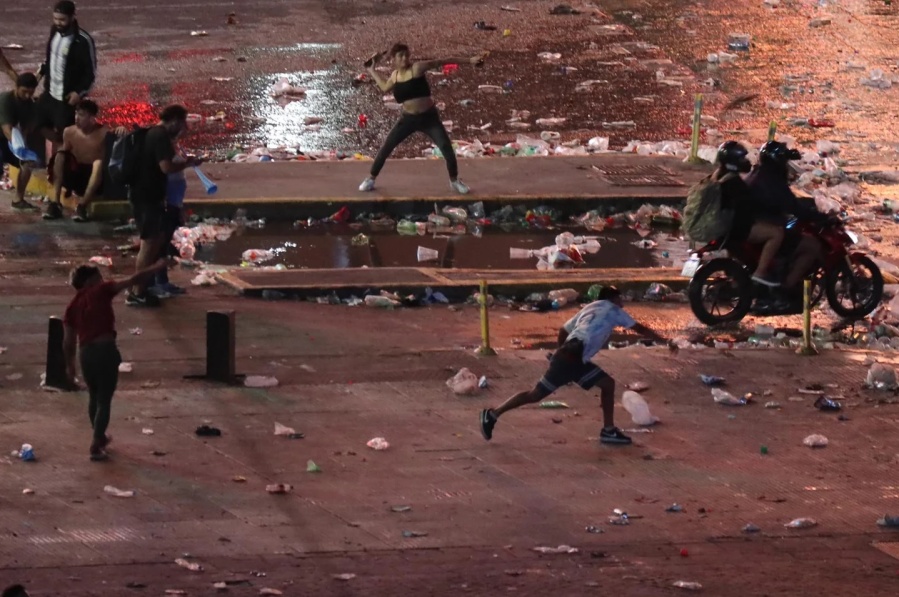 Se registraron heridos y detenidos tras el tenso desalojo policial en el Obelisco