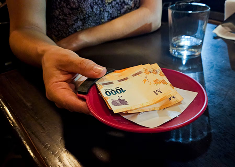 Habilitaron el pago de propinas a través de medios electrónicos y controlarán que no haya retenciones