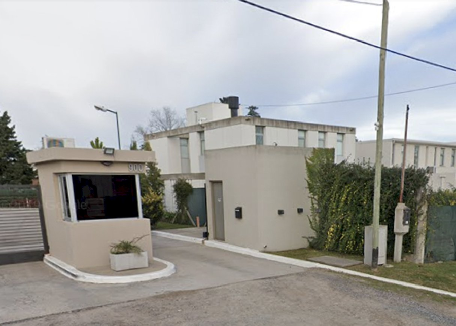 Robaron brutalmente en un country de City Bell, le provocaron una hemorragia al dueño y terminaron en shock