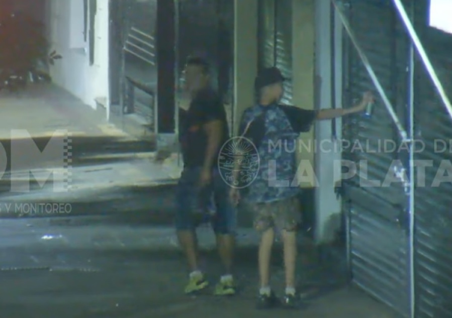 Detuvieron a dos personas que vandalizaban fachadas de comercios en La Plata: así se movían en pleno centro