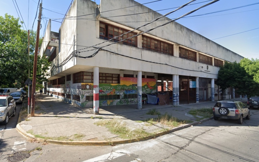 Atacaron a una nena de 12 años cuando se dirigía a la escuela de 4 y 35, y la amenazaron con una varilla de hierro