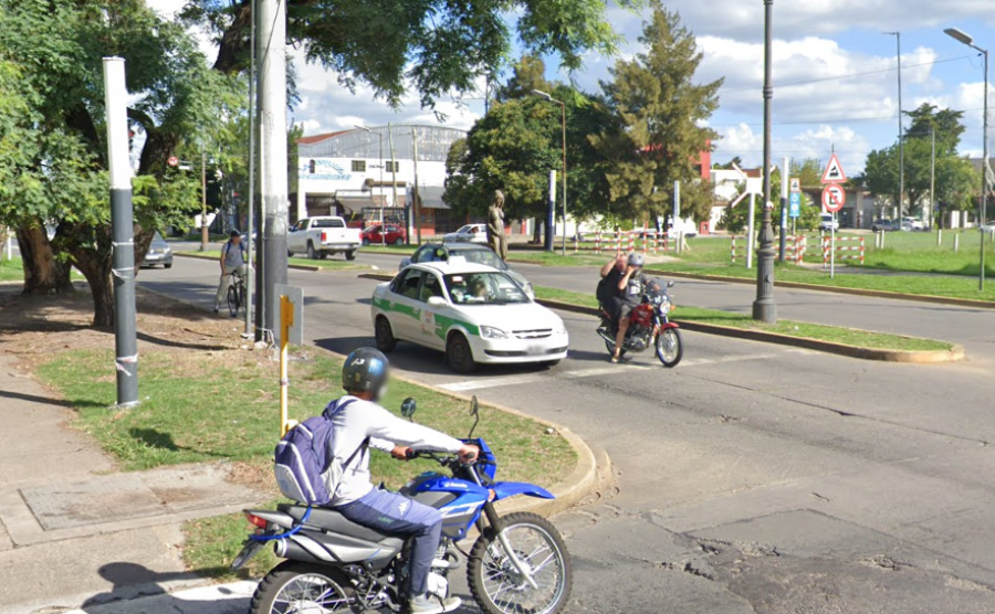 Un taxista levantó a dos pasajeros en 13 y 72, y terminó con heridas de arma blanca en el Hospital San Martín