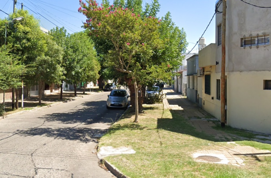 Terrible susto para un vecino de Tolosa: miraba la televisión y dispararon al menos dos veces en el frente de su casa