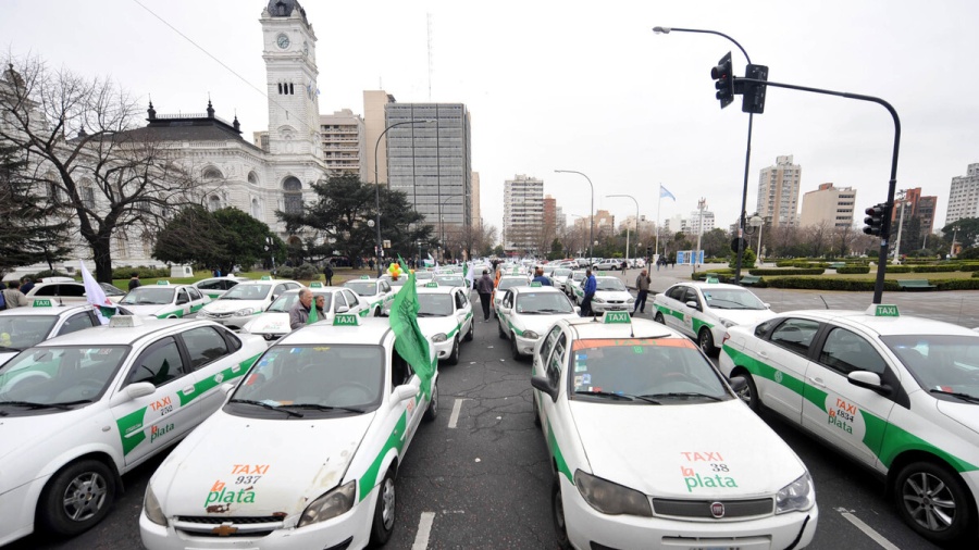 Taxistas, remiseros y transportistas escolares de La Plata suspendieron la marcha contra el proyecto pro-apps