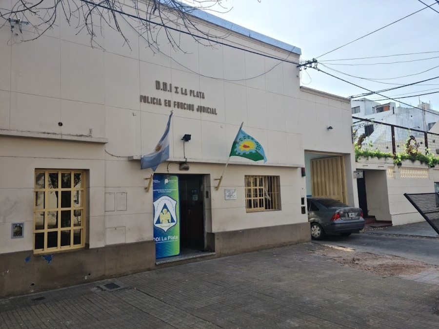 Hackearon el celular de un enfermero platense y un compañero de trabajo cayó en la trampa: perdió 35 mil pesos