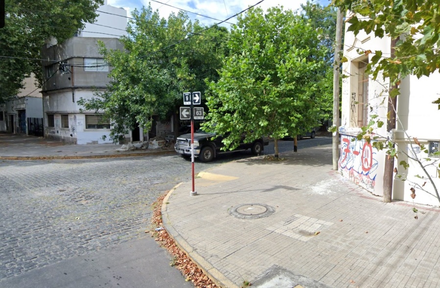 Dos jóvenes caminaban por 9 y 63, y sufrieron una terrible pesadilla a punta de pistola