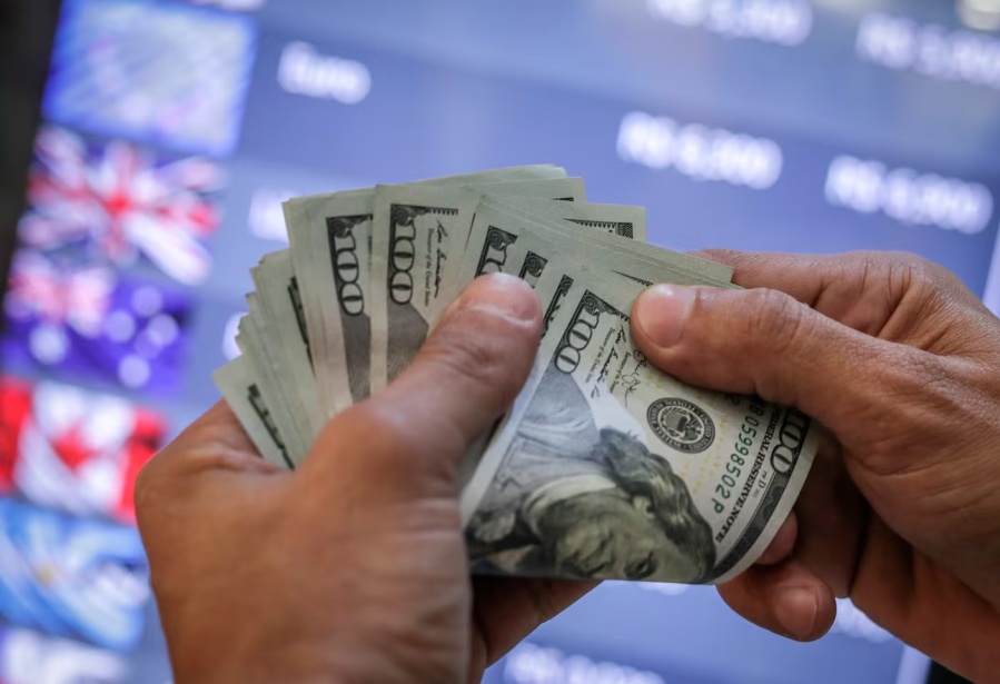 Confirmaron que el Impuesto PAIS no será reemplazado en el 2025 y se abaratará el dólar tarjeta