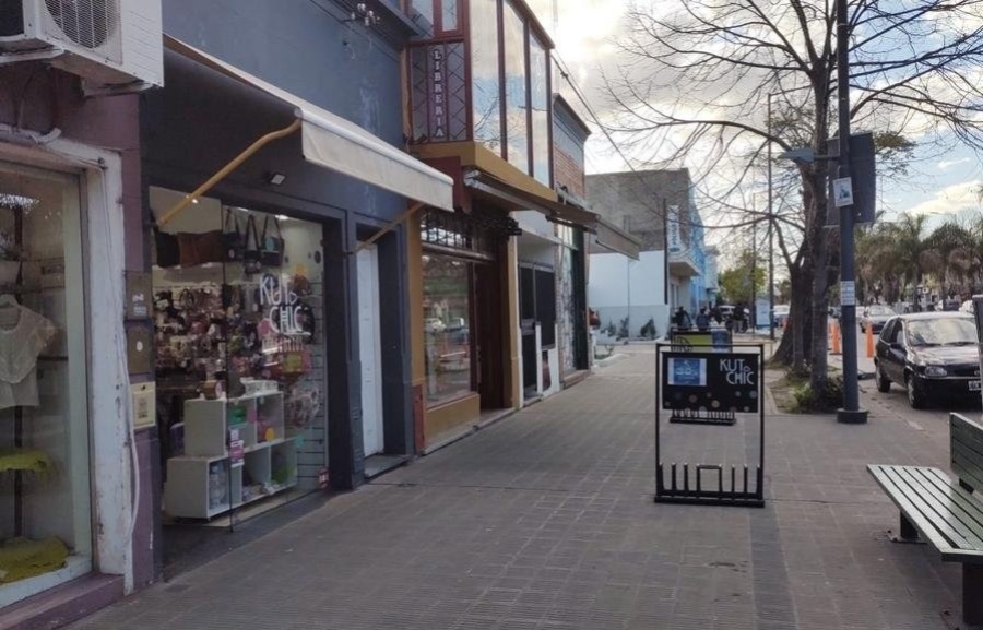 ¡Insólito!: entró a un negocio de Los Hornos para robar, no había nadie y atendió a los clientes que ingresaban