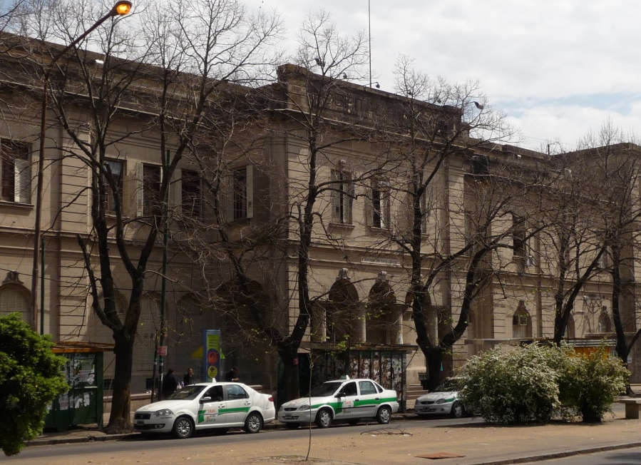 Tiraron al piso a su propio bebé durante un robo, casi lo pisan y quedó internado en el Hospital de Niños de La Plata