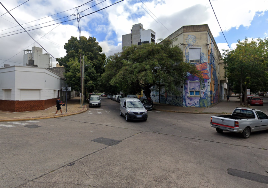 Entraron por el techo de la casa de una jubilada de La Plata mientras cenaba y vivió una verdadera pesadilla