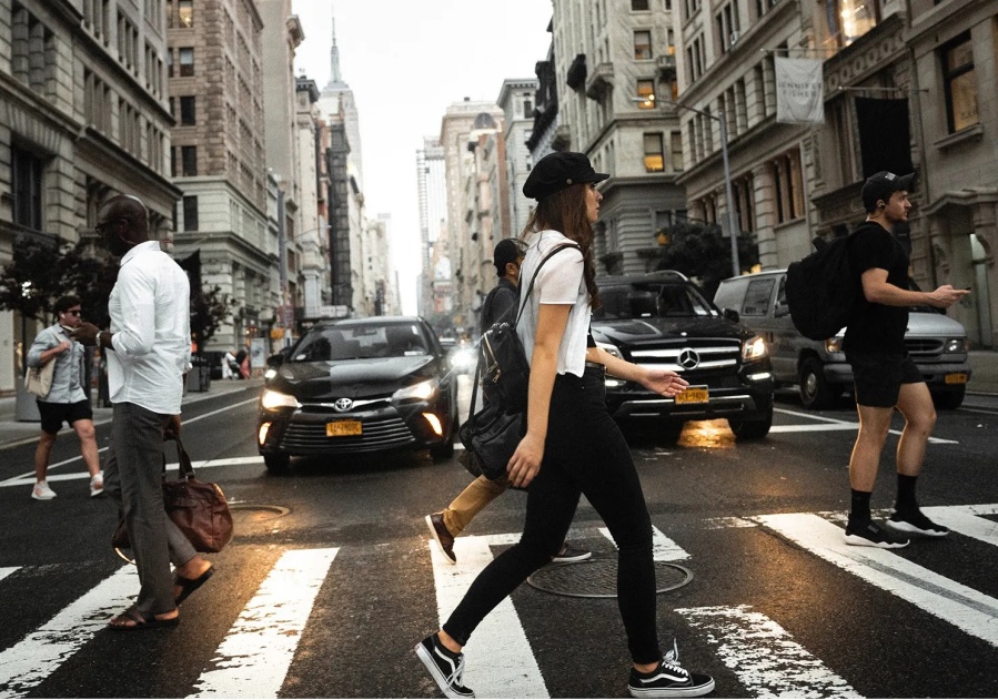 Halló en la calle un cheque por casi 5 millones de dólares y la recompensa de la empresa desató una gran polémica