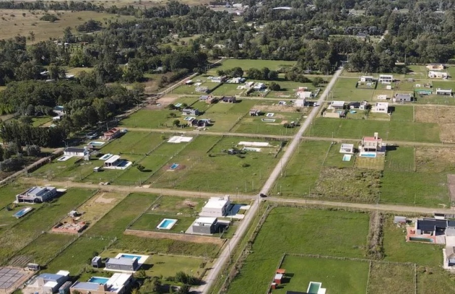 Dos policías fueron brutalmente atacados en un barrio semicerrado lindero a La Plata: lanzaron disparos a modo de advertencia