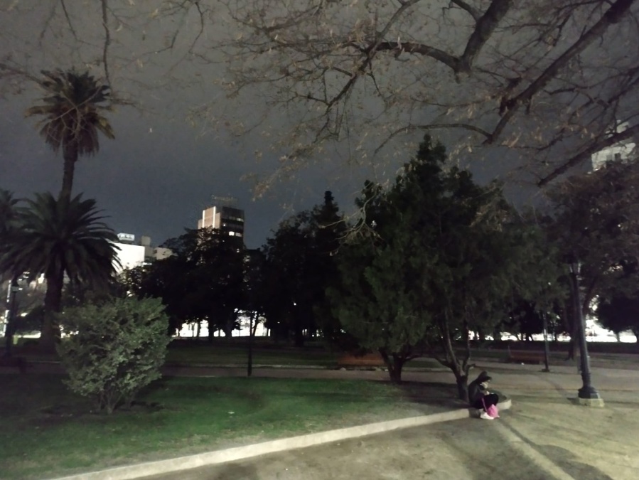 En Plaza San Martín reclamaron que muchos faroles no funcionan y se vuelve inseguro después de las 22