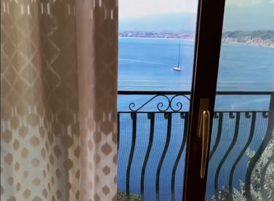 Alquiló un departamento en Italia con vista al mar pero en realidad era un afiche que se volvió viral: ”Me lo creí”