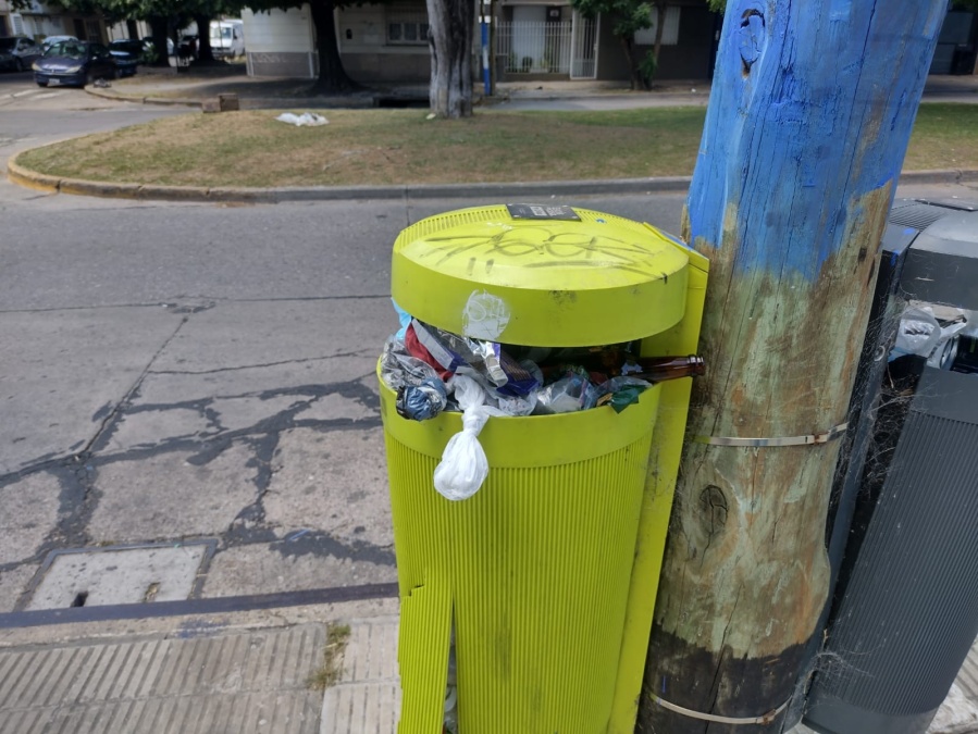 En la zona de 19 y 62 se quejaron por los cestos colapsados de basura