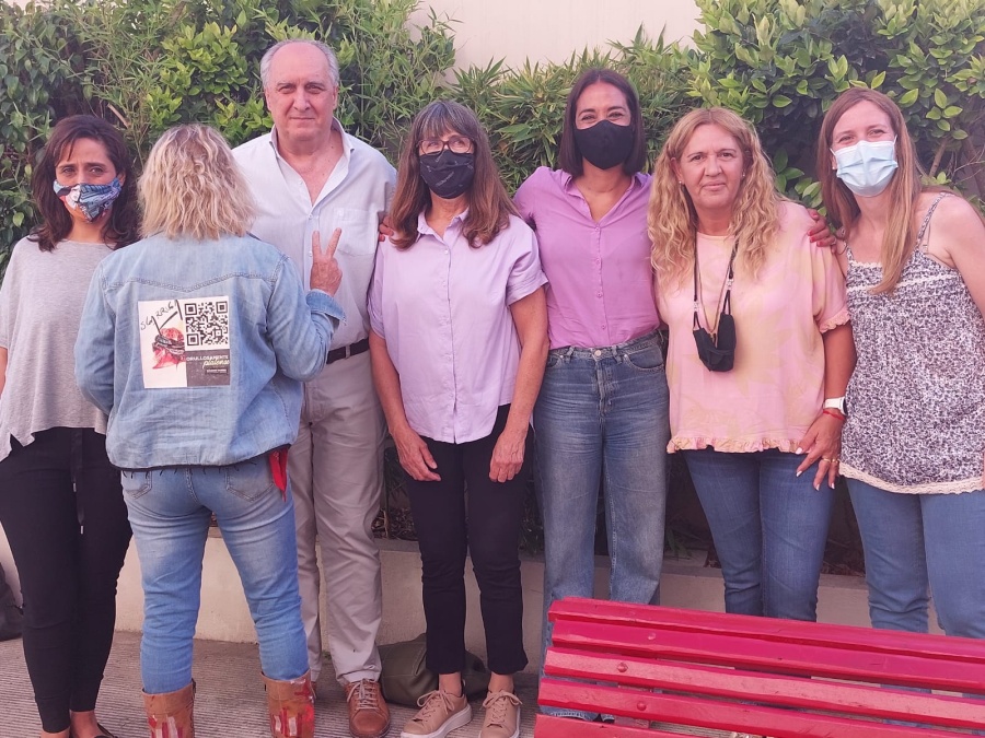 Pedro Borgini encabezó la inauguración de un banco rojo en la sede de ATSA La Plata en memoria de las mujeres asesinadas