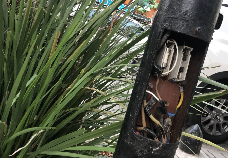 En pleno centro de City Bell advirtieron por un poste muy peligroso para los niños